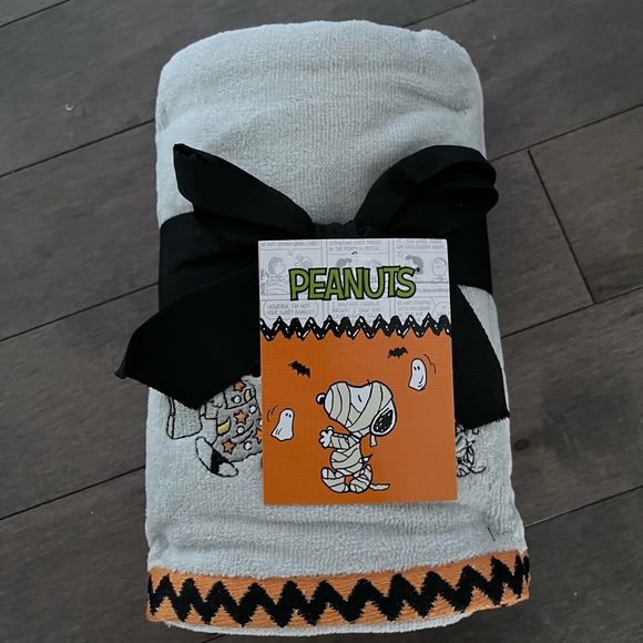 Peanuts Kitchen Peanuts Snoopy Charlie Brown Lucy Halloween Hand